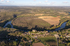 Luftaufnahme von Burganlage des Schloß Montfort über der Dordogne in Vitrac in Nouvelle-Aquitaine, Frankreich