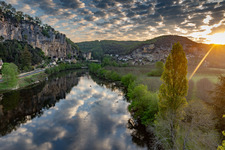 Chateau de la Malartrie über der Dordogne bei Sonnenaufgang vom Ballon aus in La Roque-Gageac, Frankreich