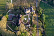 Gebäudekomplex im Schloßpark von Chateau de Fayrac in Castelnaud-la-Chapelle in Nouvelle-Aquitaine im Bundesland Dordogne, Frankreich