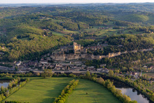 Chateau de Beynac in Beynac-et-Cazenac im Bundesland Dordogne, Frankreich aus der Luft betrachtet