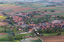 Drohnenbild von Hunspach im Bundesland Bas-Rhin, Frankreich
