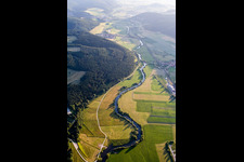 Kurvenförmige Schleife der Uferbereiche am der Donau Flußverlauf in Immendingen im Ortsteil Hintschingen im Bundesland Baden-Württemberg, Deutschland