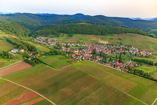 Luftbild von Pleisweiler von Süden in Pleisweiler-Oberhofen im Bundesland Rheinland-Pfalz, Deutschland