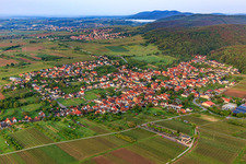Winzerdorfansicht aus Nordosten in Oberotterbach im Bundesland Rheinland-Pfalz, Deutschland