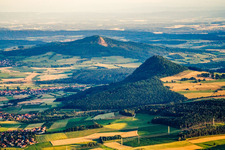 Blick zum Hegau aus Nordosten im Ortsteil Watterdingen in Tengen im Bundesland Baden-Württemberg, Deutschland