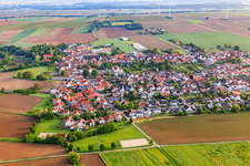 Minfeld von Süden im Bundesland Rheinland-Pfalz, Deutschland