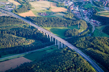 Streckenführung und Fahrspuren im Verlauf der Autobahn- Brücke der BAB A81 über Hölzlebach in Engen im Ortsteil Bargen im Bundesland Baden-Württemberg, Deutschland