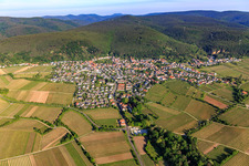 Herzogstraße von Osten im Ortsteil Königsbach in Neustadt an der Weinstraße im Bundesland Rheinland-Pfalz, Deutschland