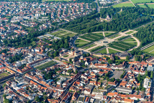 Luftbild von Rokoko Parkanlage des Garten und Schloss Schwetzingen in Schwetzingen im Bundesland Baden-Württemberg, Deutschland
