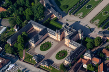 Luftbild von Blick auf das Schloss Schwetzingen und den französische Barockgarten in Schwetzingen. Das Schloss diente den pfälzischen Kurfürsten als Sommerresidenz und wurde in seiner heutigen Form ab dem Jahr 1697 errichtet im Bundesland Baden-Württemberg, Deutschland