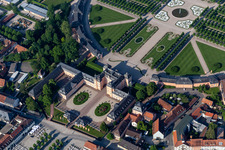 Luftaufnahme von Gebäudekomplex im Schloßpark von Schloß Schwetzingen Mittelbau und Arionbrunnen in Schwetzingen im Bundesland Baden-Württemberg, Deutschland