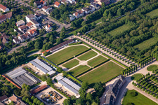 Schrägluftbild von Schloßgarten in Schwetzingen im Bundesland Baden-Württemberg, Deutschland