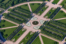 Runde Rokoko Parkanlage mit Laubengängen und Springbrunnen des Garten von Schloss Schwetzingen in Schwetzingen im Bundesland Baden-Württemberg, Deutschland