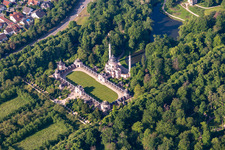 Luftbild von Gebäude der Moschee im Schlossgarten von Schwetzingen im Bundesland Baden-Württemberg, Deutschland