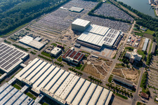 Daimler GLC LKW auf der Insel Grün in Germersheim im Bundesland Rheinland-Pfalz, Deutschland