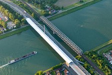 Luftbild von Baustelle zu Sanierungsarbeiten am Straßen- Brückenbauwerk " Rheinbrücke Maxau " im Rahmen der Rheinbrückenertüchtigung im Ortsteil Knielingen in Karlsruhe im Bundesland Baden-Württemberg, Deutschland