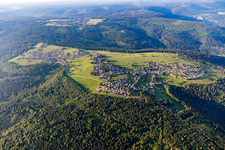 Wald- Gebiete und Forstflächen umsäumen das Siedlungsgebiet des Dorfes in Neusatz in Bad Herrenalb im Bundesland Baden-Württemberg, Deutschland