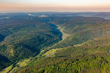 Wald und Berglandschaft des Schwarzwald mit dem Enztal bei Bad Wildbad im Ortsteil Hochwiese im Bundesland Baden-Württemberg, Deutschland