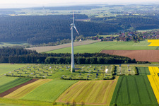 Luftbild von Windkraft- und PV-Anlage in Alpirsbach im Bundesland Baden-Württemberg, Deutschland