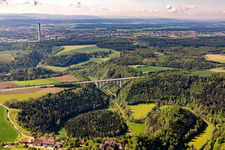 Streckenführung und Fahrspuren im Verlauf der Autobahn- Brücke der BAB A81 über den Neckar in Rottweil im Ortsteil Hohenstein im Bundesland Baden-Württemberg, Deutschland