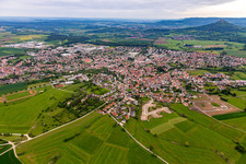 Stadtgebiet mit Außenbezirken und Innenstadtbereich zu Füßen der schwäbischen Alb mit Burg Hohenzollern in Bisingen im Ortsteil Julienhütte im Bundesland Baden-Württemberg, Deutschland
