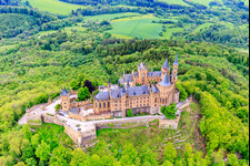 Luftbild von Burg Hohenzollern im Ortsteil Zimmern in Bisingen im Bundesland Baden-Württemberg, Deutschland