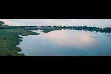Steg zur See- Insel Reichenau zwischen Unter- und Gnadersee auf dem Bodensee im Abendlicht im Ortsteil Lindenbühl im Bundesland Baden-Württemberg, Deutschland