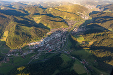 Industrie- und Gewerbegebiet Hinterer Bahnhof im Kinzigtal in Hausach im Bundesland Baden-Württemberg, Deutschland