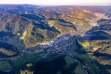 Luftbild von Industrie- und Gewerbegebiet Hinterer Bahnhof im Kinzigtal in Hausach im Bundesland Baden-Württemberg, Deutschland