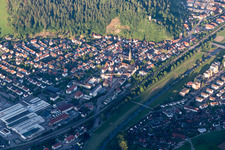 Schrägluftbild von Hausach im Bundesland Baden-Württemberg, Deutschland