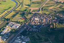 Ortsansicht der Straßen und Häuser der Wohngebiete in der von Bergen umgebenen Tallandschaft in Ortenberg im Ortsteil Bühlweg im Bundesland Baden-Württemberg, Deutschland