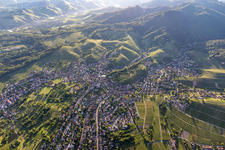Ortsansicht der Straßen und Häuser der Wohngebiete in der von Weinbergen umgebenen Tallandschaft in Zell-Weierbach in Offenburg im Bundesland Baden-Württemberg, Deutschland