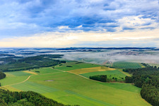 Luftbild von Neuhausen ob Eck von Südosten unter Nebel im Bundesland Baden-Württemberg, Deutschland