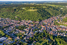 Schrägluftbild von Ortsansicht der Straßen und Häuser der Wohngebiete in Untergrombach in Bruchsal im Bundesland Baden-Württemberg, Deutschland