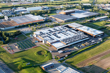 Gebäude und Produktionshallen auf dem Fahrzeugbau- Werksgelände der John Deere GmbH & Co. KG an der John-Deere-Straße im Ortsteil Untergrombach in Bruchsal im Bundesland Baden-Württemberg, Deutschland