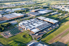 Luftbild von Gebäude und Produktionshallen auf dem Fahrzeugbau- Werksgelände der John Deere GmbH & Co. KG an der John-Deere-Straße im Ortsteil Untergrombach in Bruchsal im Bundesland Baden-Württemberg, Deutschland