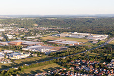 Industriegebiet an der Autobahn in Bruchsal im Bundesland Baden-Württemberg, Deutschland