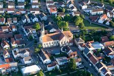 Kirchengebäude der St. Jakobus Kirche in Karlsdorf in Karlsdorf-Neuthard im Bundesland Baden-Württemberg, Deutschland