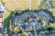Fächerförmige Grabreihen auf dem Gelände des Friedhofes Karlsdorf in Karlsdorf in Karlsdorf-Neuthard im Bundesland Baden-Württemberg, Deutschland