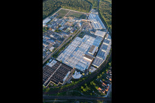 Schrägluftbild von Gebäude und Produktionshallen des Werksgelände der SEW-EURODRIVE GmbH & Co KG in Graben-Neudorf im Bundesland Baden-Württemberg, Deutschland