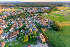 Neun Morgen an der Bahnlinie in Rheinzabern im Bundesland Rheinland-Pfalz, Deutschland