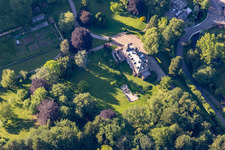 Hotelanlage der Domaine Jaegerthal in einem grünen Tal im Ortsteil Jaegerthal in Windstein in Grand Est in Niederbronn-les-Bains im Bundesland Bas-Rhin, Frankreich