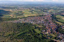 Oberhoffen-sur-Moder im Bundesland Bas-Rhin, Frankreich aus der Drohnenperspektive