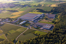 Gebäude und Produktionshallen auf dem Fahrzeugbau- Werksgelände Daimler AG in Hatten in Grand Est im Bundesland Bas-Rhin, Frankreich