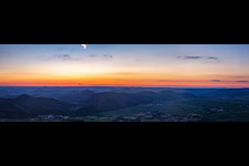 Panorama der Wald und Berglandschaft im Abendrot am Haardtrand des Pfälzerwald zwischen Klingenmünster und Albersweiler in Eschbach im Bundesland Rheinland-Pfalz, Deutschland