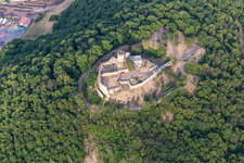 Luftaufnahme von Ruine und Mauerreste der ehemaligen Burganlage und Feste Mühlburg im Ortsteil Mühlberg in Drei Gleichen im Bundesland Thüringen, Deutschland