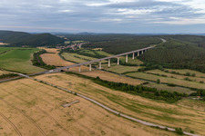 Luftbild von Streckenführung und Fahrspuren im Verlauf der Autobahn- Talbrückenbauwerk der BAB A71 in Geraberg in Geratal im Bundesland Thüringen, Deutschland