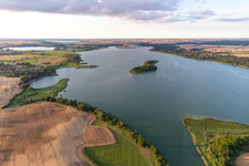 Uferbereiche der See- Insel im Oberuckersee im Ortsteil Warnitz im Bundesland Brandenburg, Deutschland