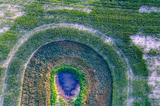 Uferbereiche eines Toteissees auf einem Maisfeld in Flieth-Stegelitz im Bundesland Brandenburg, Deutschland
