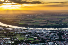 Schrägluftbild von Wohnbebauung an der Hafenstraße gegenüber des Yachthafen mit Sportboot- Anlegestellen und Bootsliegeplätzen am Uferbereich des alten Hafen am Rhein in Speyer im Bundesland Rheinland-Pfalz, Deutschland